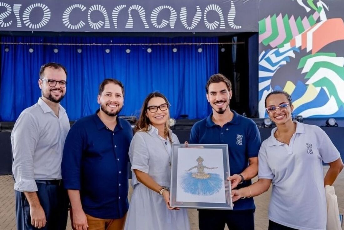 A primeira-dama, Janja, em visita aos barracões da Portela