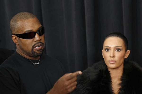 Kanye West e Bianca Censori no tapete vermelho do Grammy