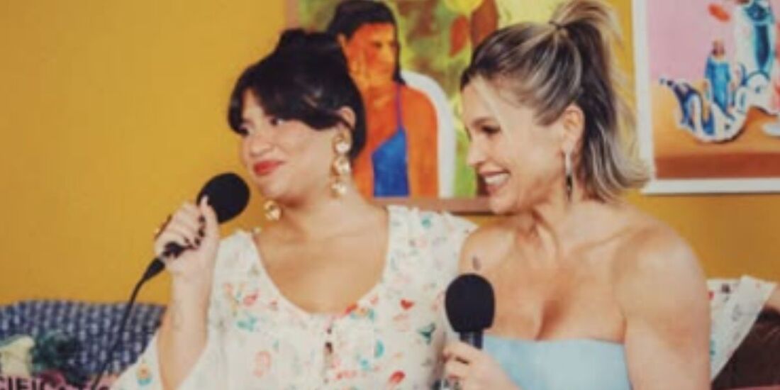 Giulia Costa e Flávia Alessandra comandam o podcast ''Pé No Sofá Pod''