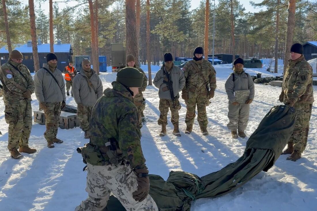 Soldados da Guarda Nacional da Virgínia realizam Exercício de Treinamento de Campo durante o Arctic Forge 25