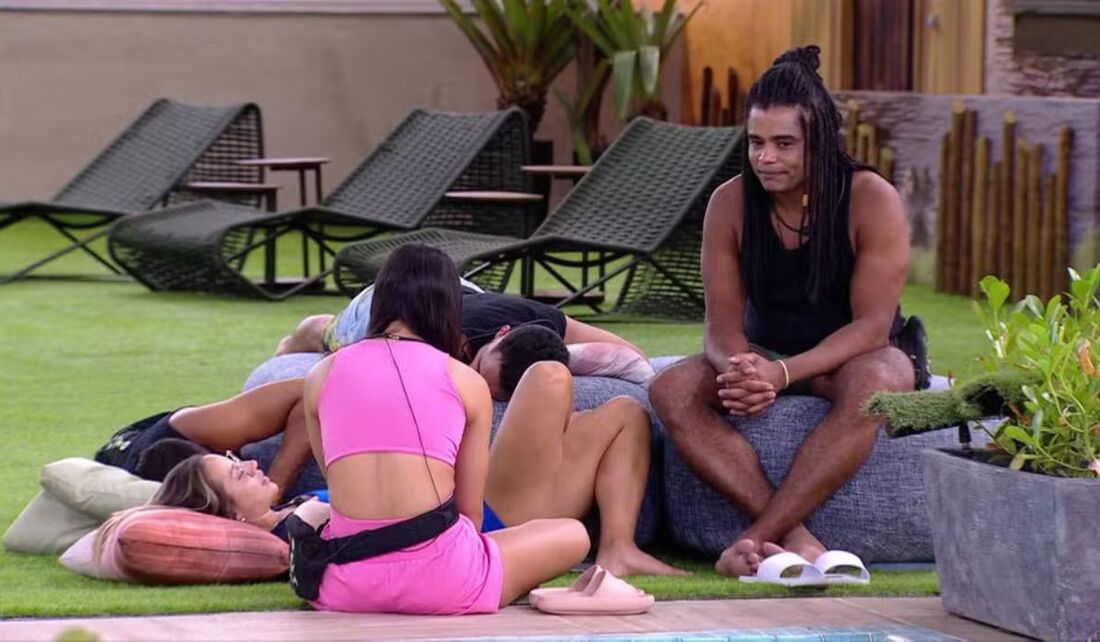 Diogo Almeida conversa com Eva e Renata