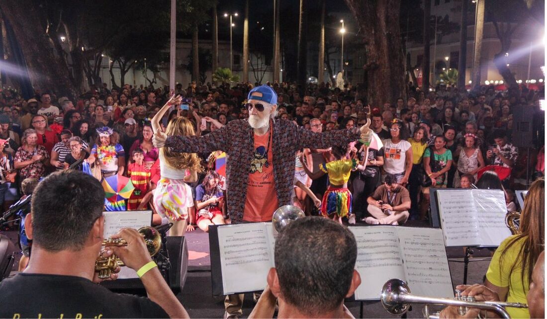 O 'parabéns pra você' pelo Dia do Frevo e pelo aniversário do Paço foi puxado pelo maestro  Ademir Araújo, comandando a Orquestra Popular do Recife