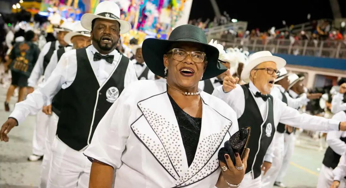 Velhas Guardas abrem desfile do grupo Especial no Sambódromo em São Paulo