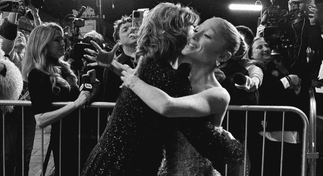 Ariana Grande posta foto com Fernanda Torres