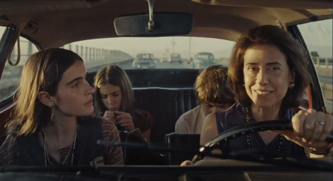 Cena do filme "Ainda Estou Aqui", com Fernanda Torres