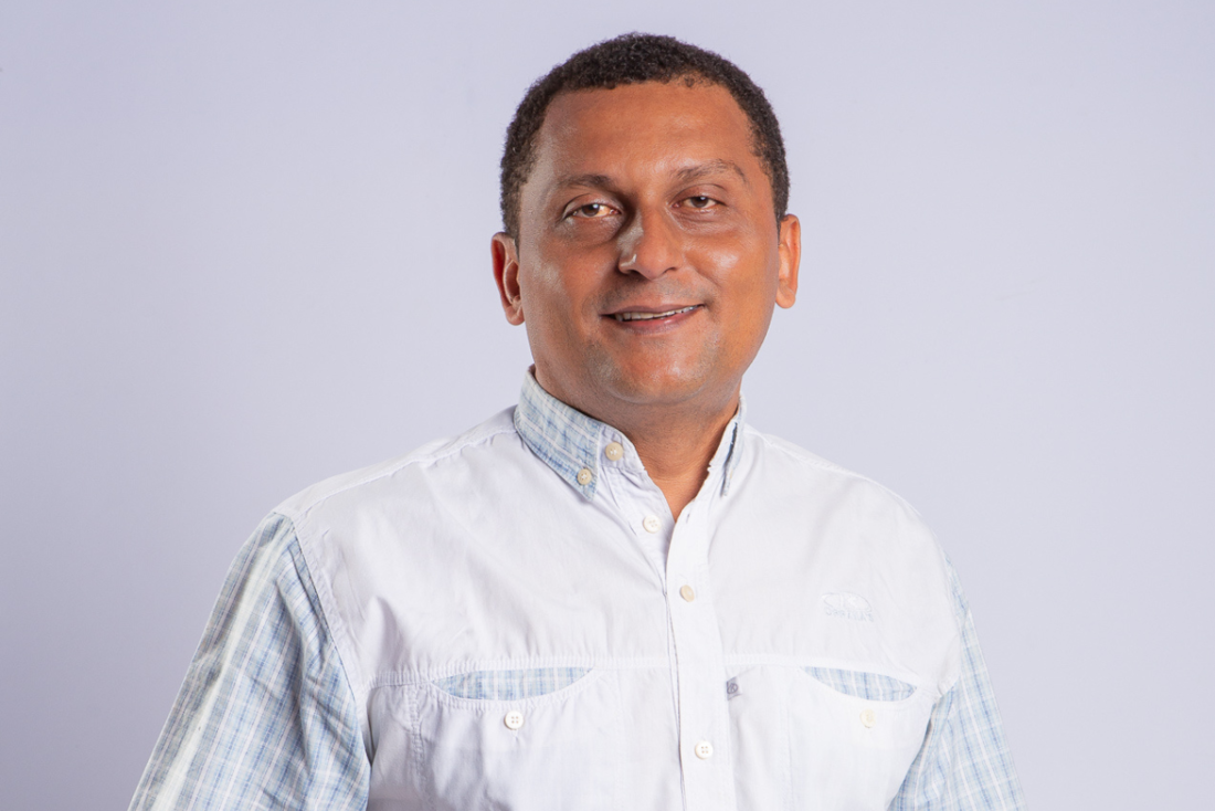 Autor, apaixonado por literatura, estreia como escritor com 180 motivos em frases e pensamentos para refletir e aquecer o coração