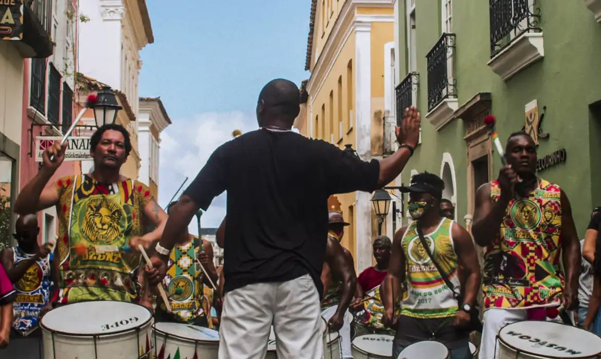 A série documental Dias de Luta aborda o contexto no pós-pandemia de covid-19