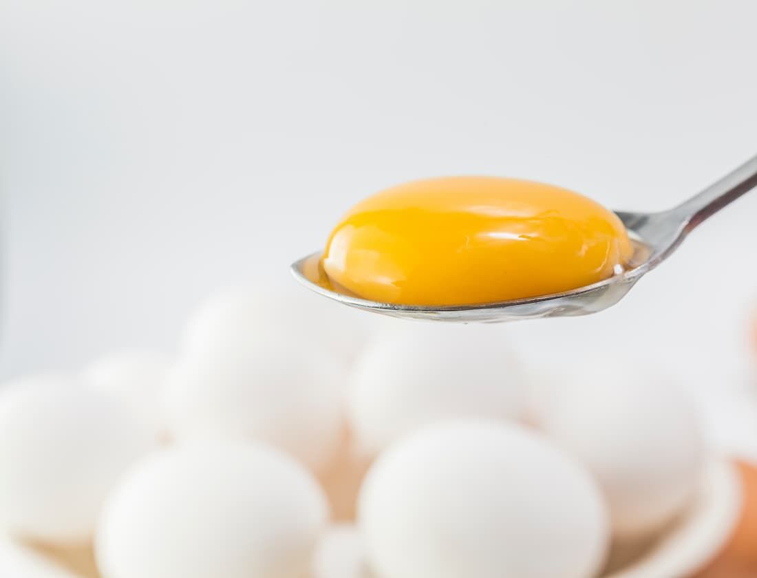 Ovo com a gema mole: É seguro comer? Especialistas apontam os riscos da prática
