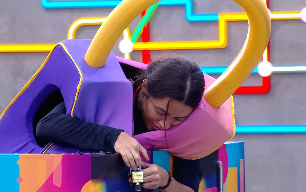 Eva conseguiu abrir o cadeado na manhã deste domingo (9)