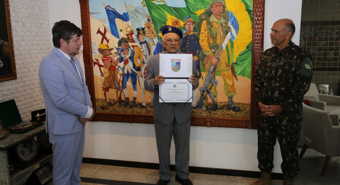 Capitão Severino Gomes de Souza, ex-combatente da FEB, recebeu certificado de Voto de Aplauso