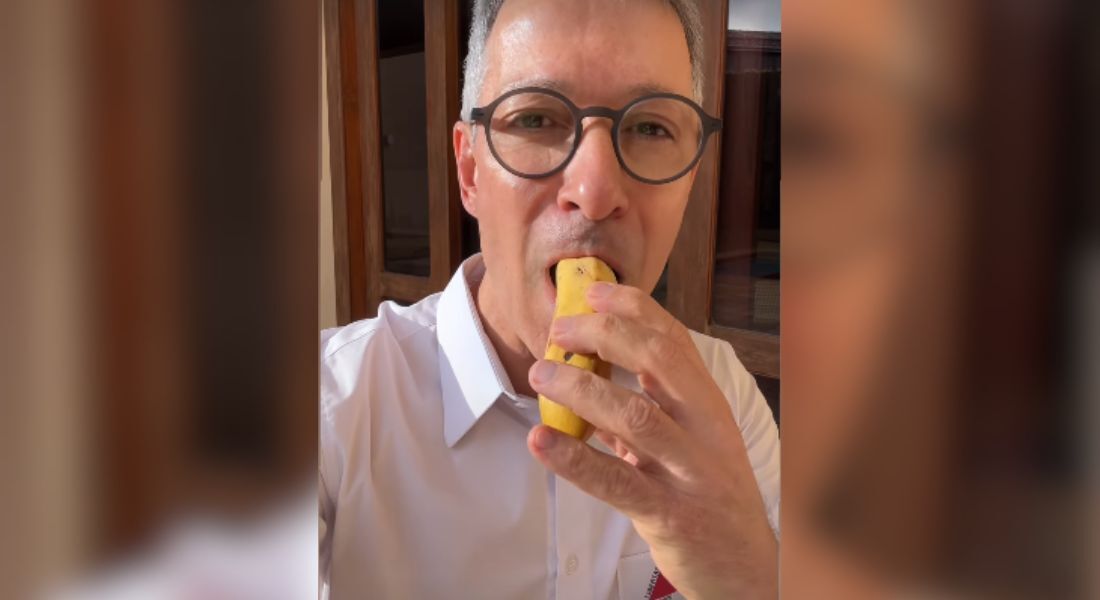 Romeu fez vídeo comendo banana com casca