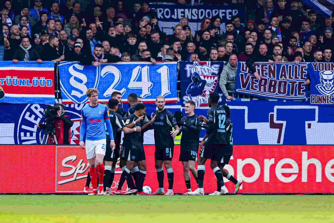 Leverkusen está a cinco pontos do líder Bayern no Alemão