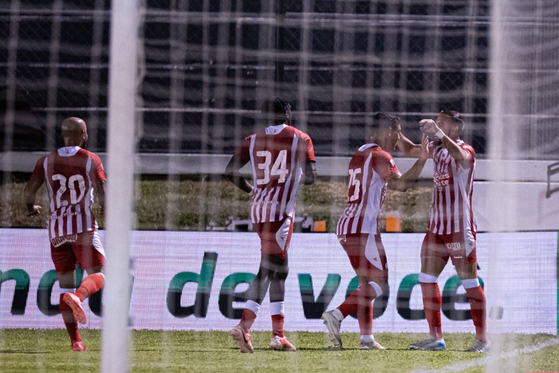 Náutico comemora gol no Frasqueirão