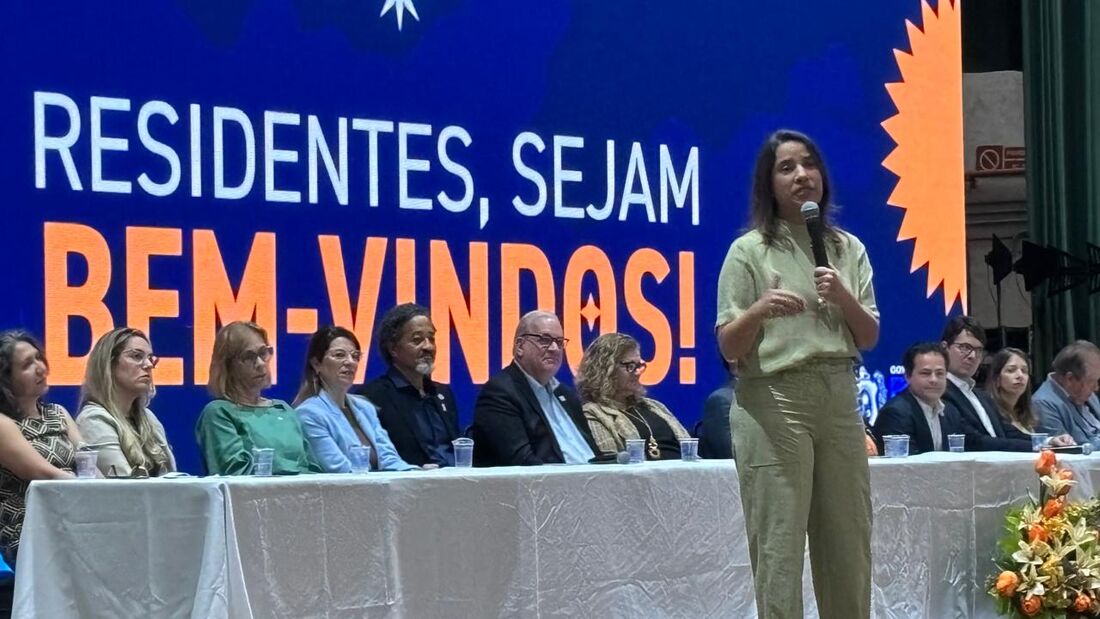 Governadora de Pernambuco Raquel Lyra (PSDB) recepciona mais de 1.500 residentes do SUS, no Centro de Convenções