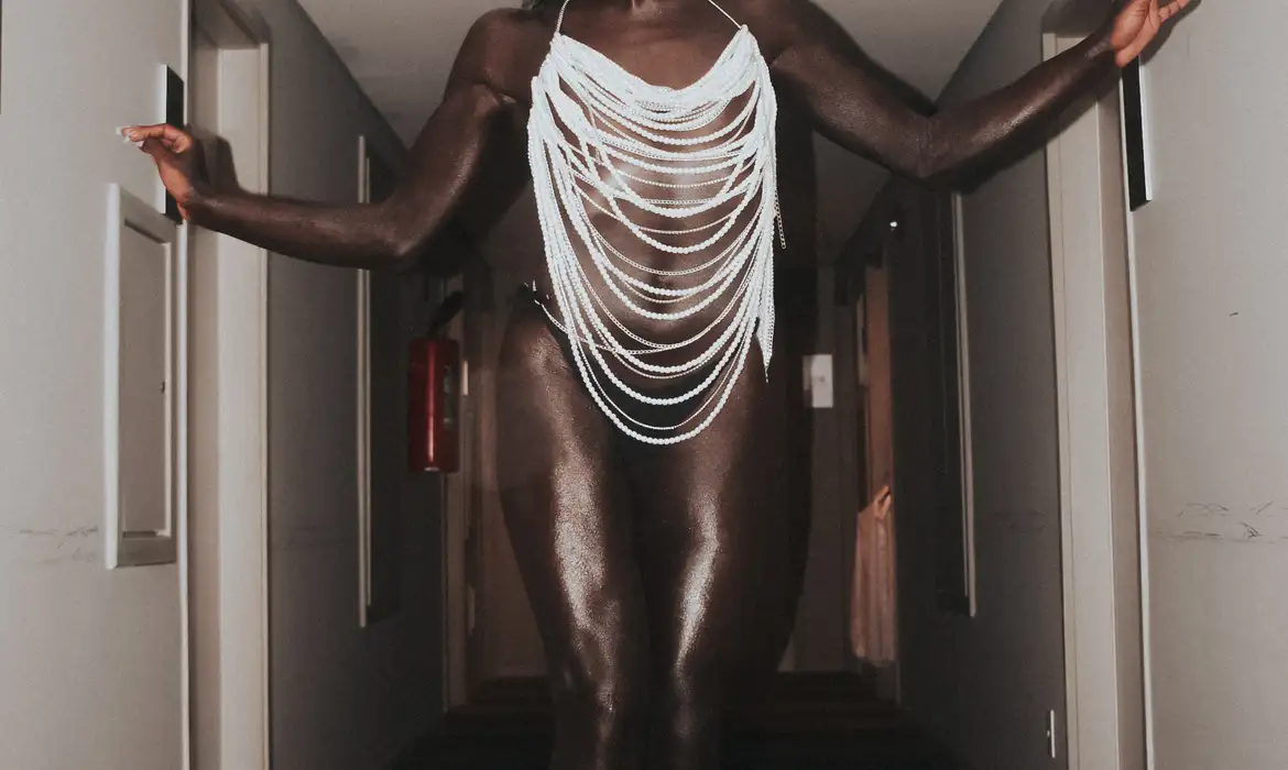 Tuiuti defende respeito ao mostrar história da primeira mulher trans