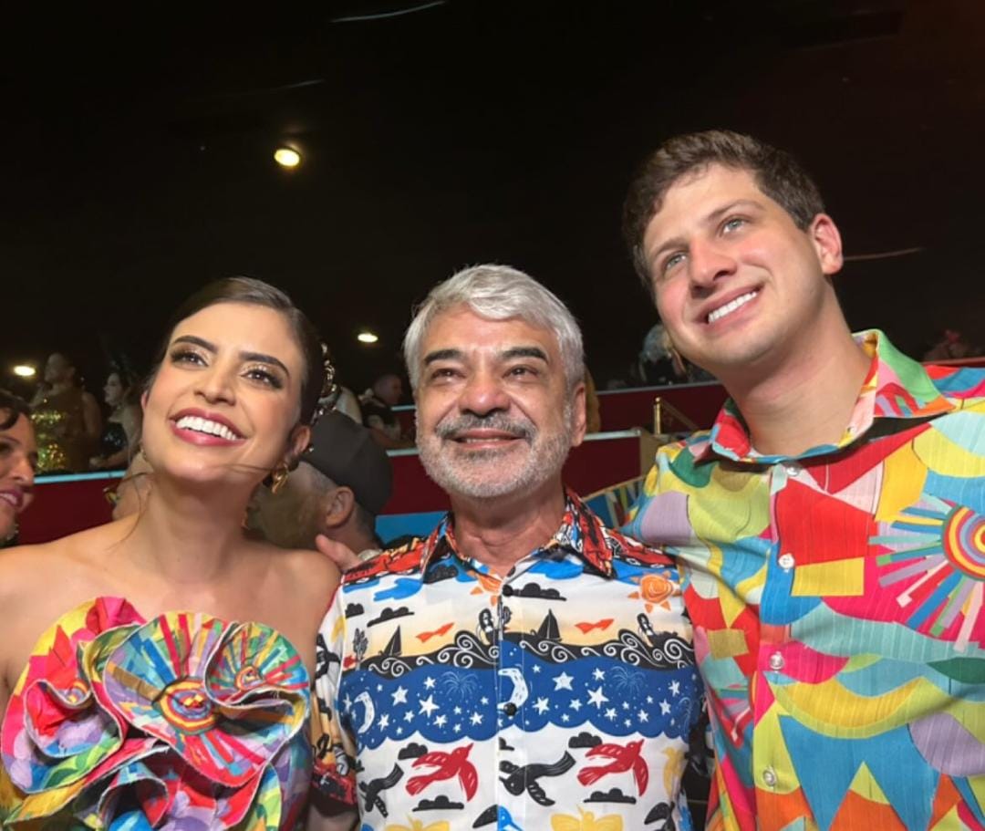 Humberto no Baile Municipal do Recife, ladeado pela deputada Tabata Amaral e o prefeito João Campos