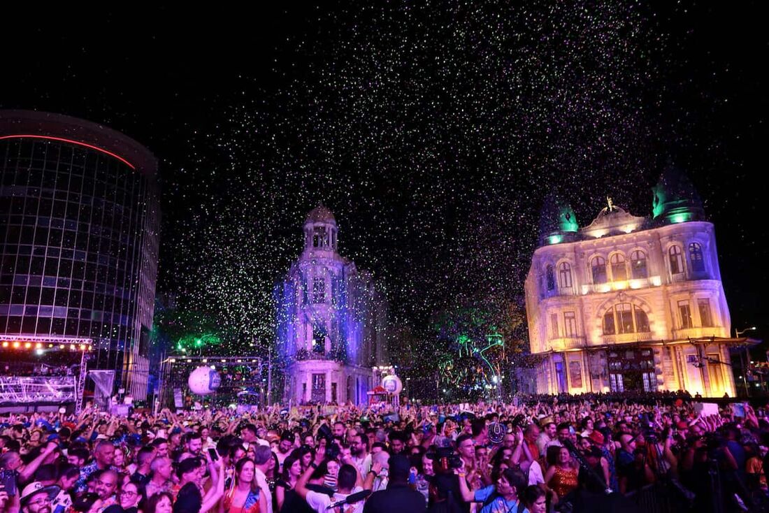 Público acompanhando o segundo dia de apresentações no Marco Zero