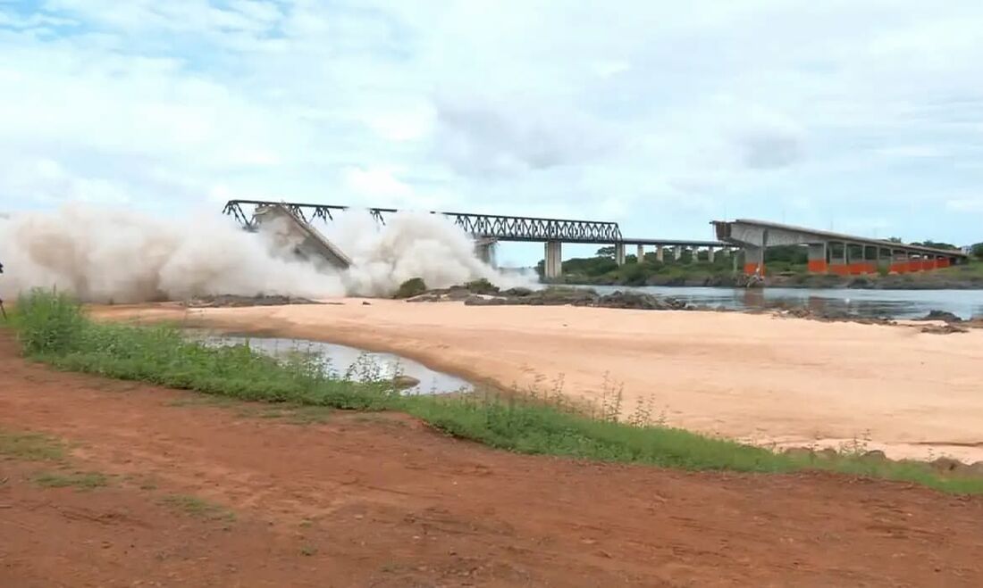 Ponte Juscelino Kubitschek, no Rio Tocantins, foi implodida