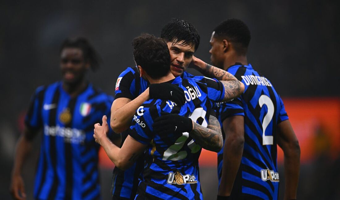 Atletas da Inter celebram gol sobre a Lazio
