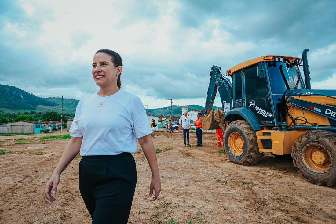 Governadora Raquel Lyra em obra para construção de habitacional em Vicência