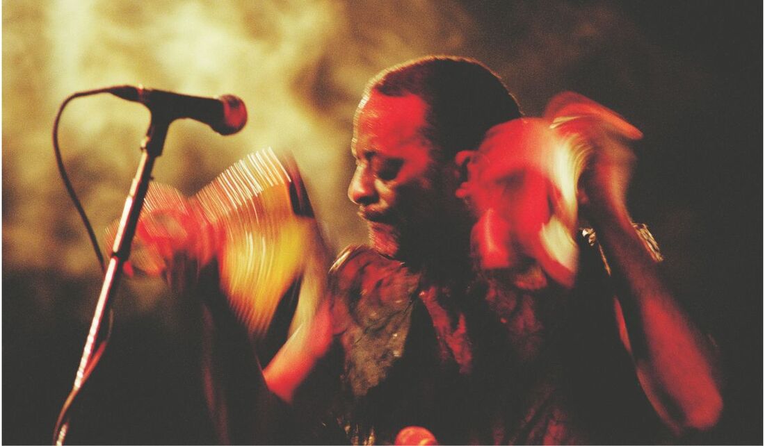 Naná Vasconcelos tem sua trajetória artística esmiuçada em mais de 200 fotos de 50 fotógrafos