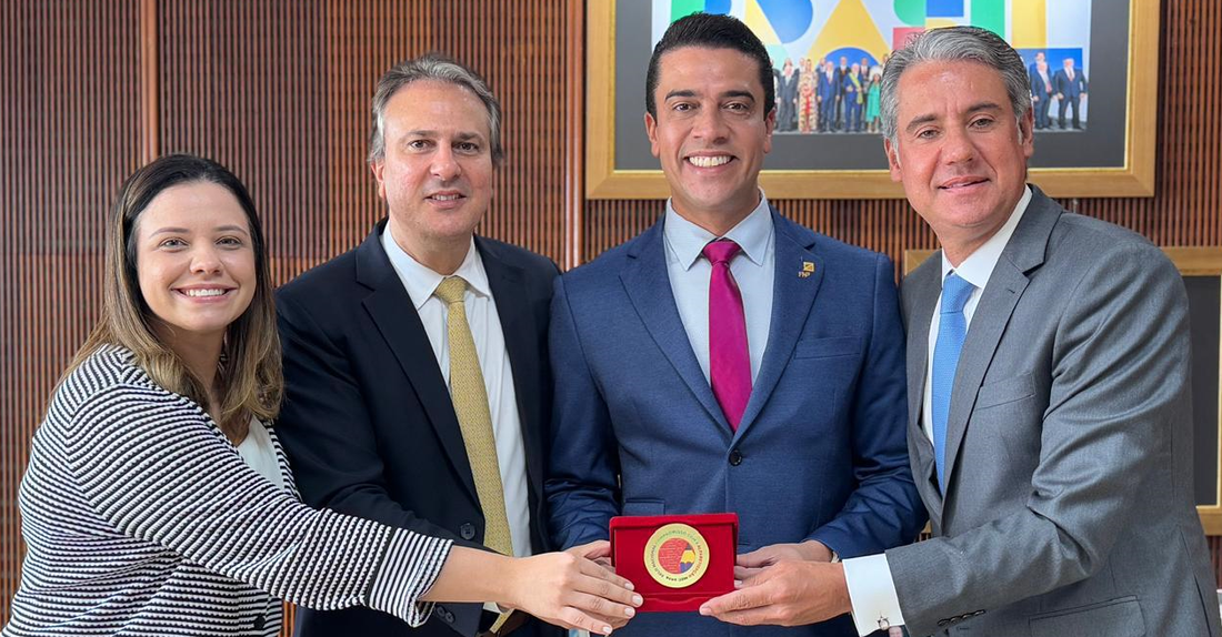 Rodrigo Pinheiro recebe Selo Nacional Compromisso com a Alfabetização do Ministério da Educação