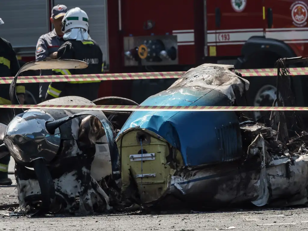 Avião de pequeno porte que caiu em Barra Funda, zona oeste de São Paulo, nesta sexta (7)