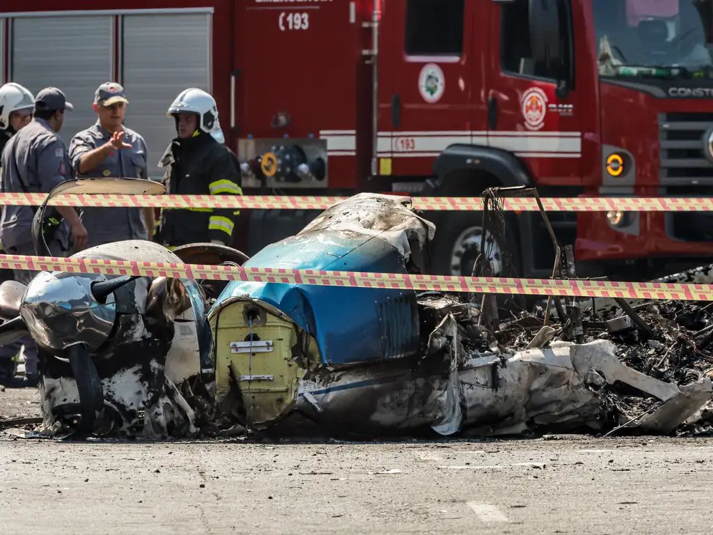 Destroços do avião que caiu em Barra Funda, São Paulo