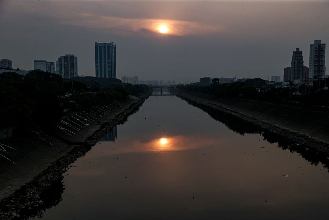 Poluição na cidade de São Paulo vista desde o Rio Tietê. 