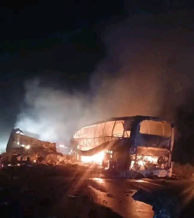Ônibus e caminhão colidem em Campeche, no México