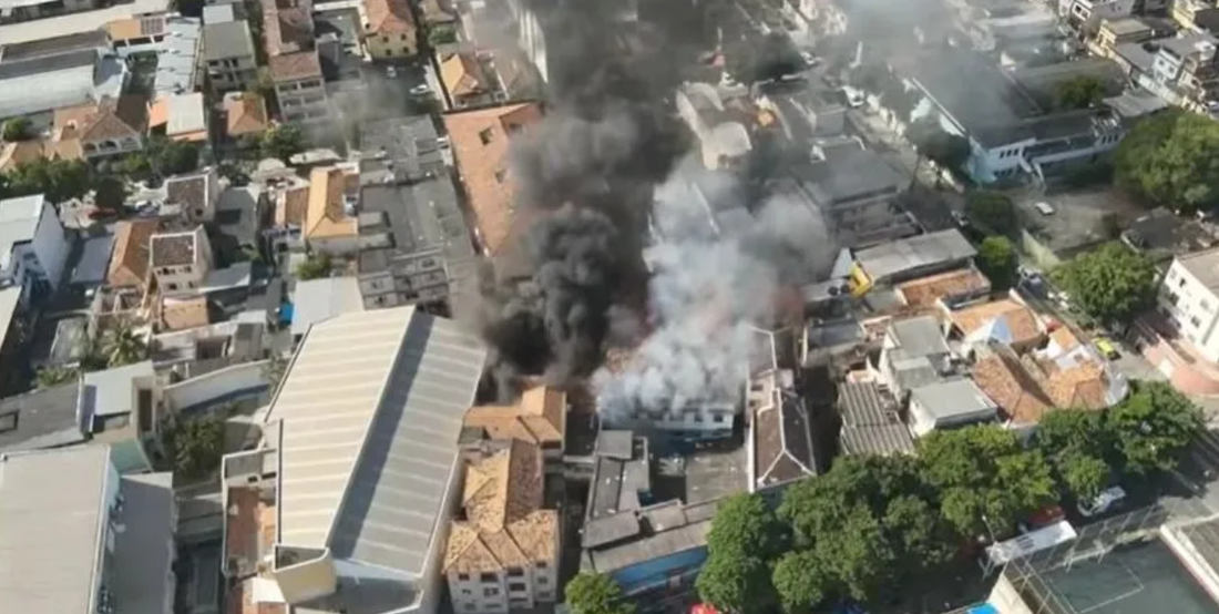 Incêndio atinge fábrica de confecção de roupas de carnaval no RJ