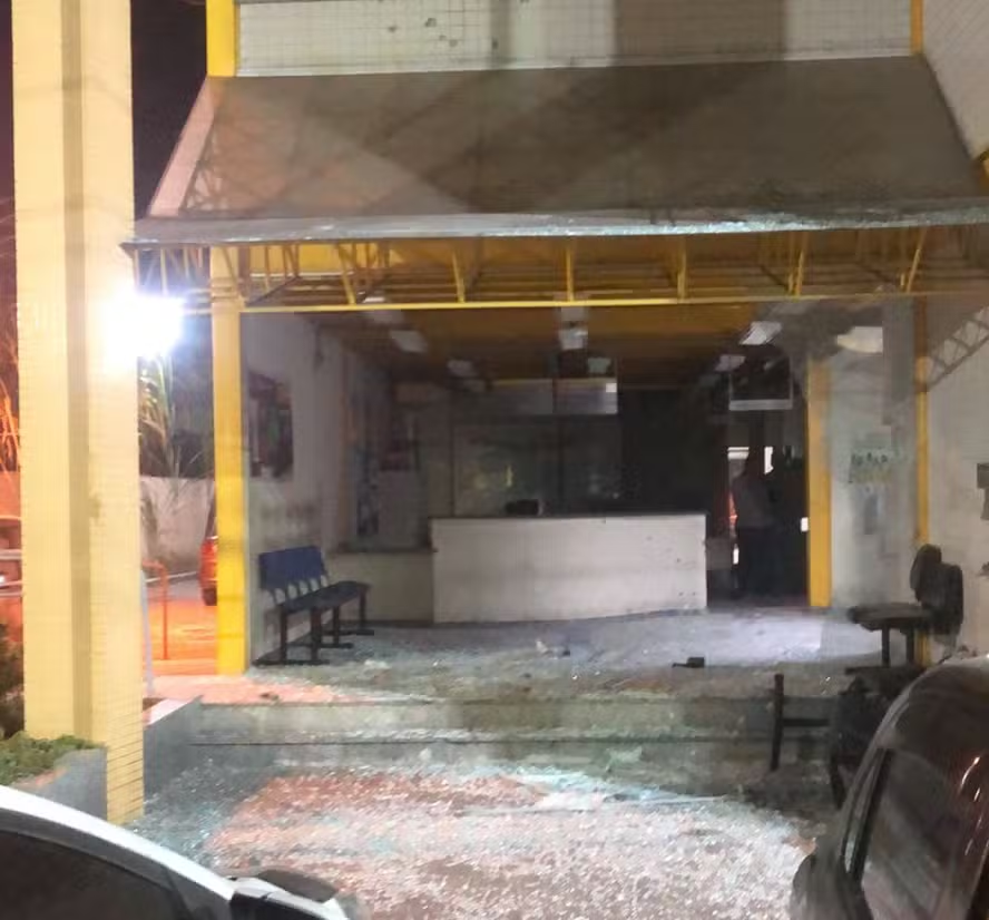 Fachada da delegacia foi totalmente destruída pelos tiros de fuzil