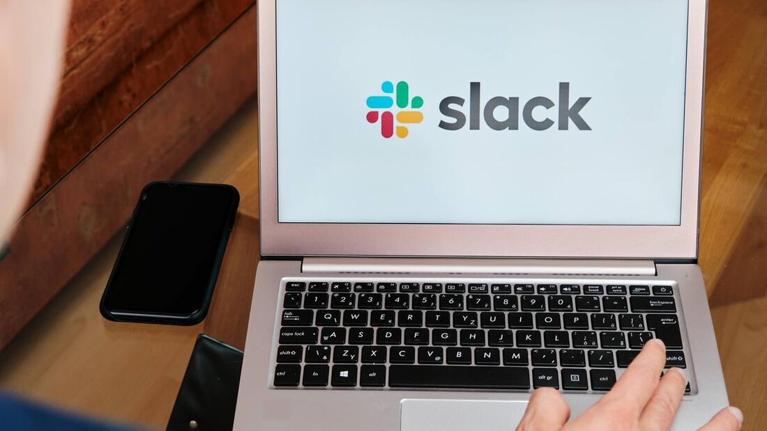 Slack é uma plataforma de comunicação, que costuma ser utilizada em ambientes de trabalho