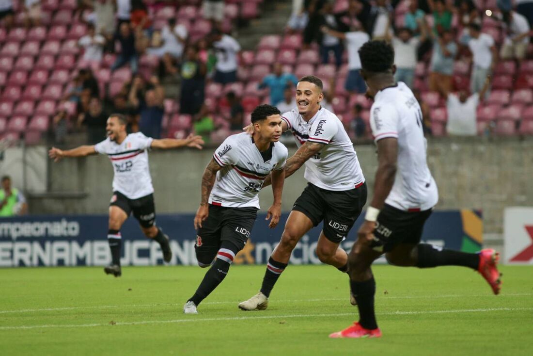 Thiaguinho celebra seu gol sobre o Jaguar