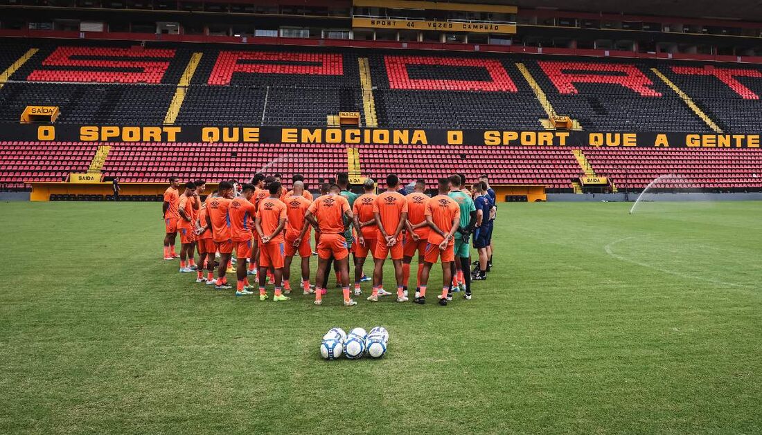 Grupo do Sport reunido durante treino na Ilha do Retiro