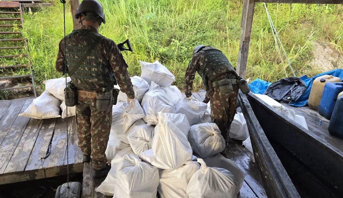 Droga estava escondida no casco da embarcação.