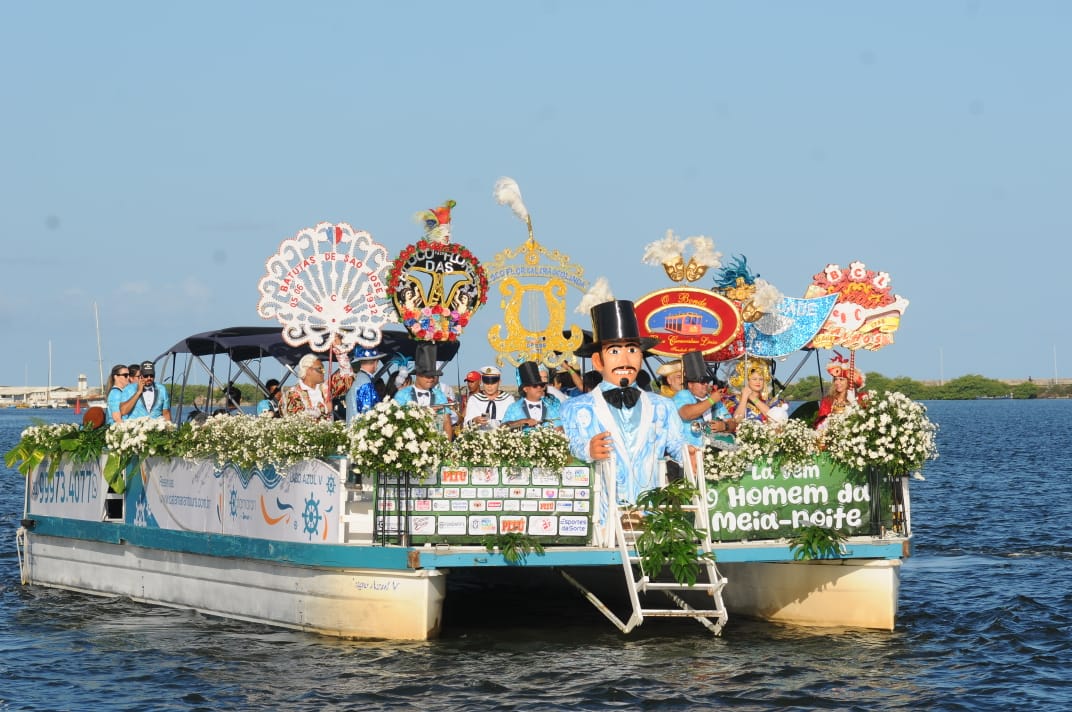 Um cortejo marítimo inédito homenageou os 93 anos do Homem da Meia Noite, pelas águas do rio Capibaribe