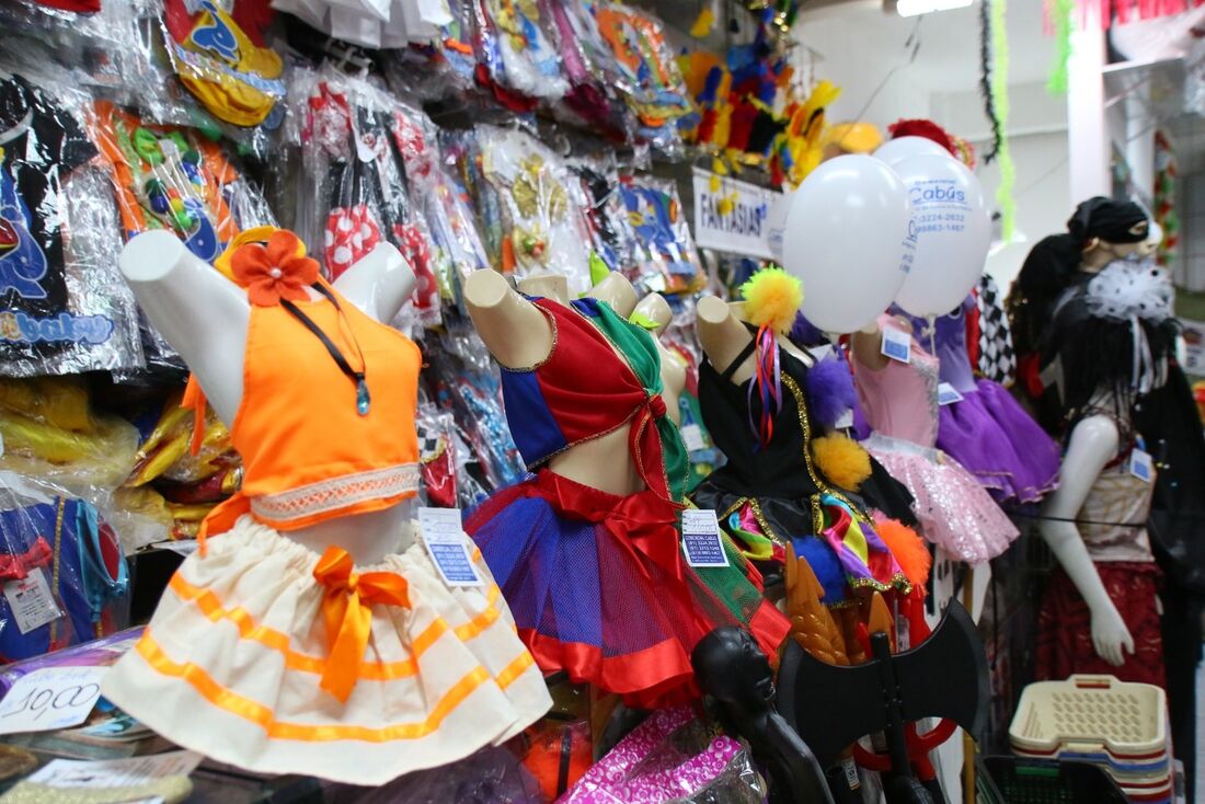 Nas lojas do centro do Recife há alternativas de fantasias para todos os gostos e bolsos