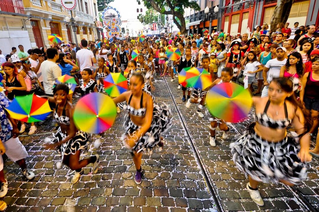 As origens do frevo são populares. Nasceram com os carvoeiros do Bloco das Pás de carvão. Em 1888