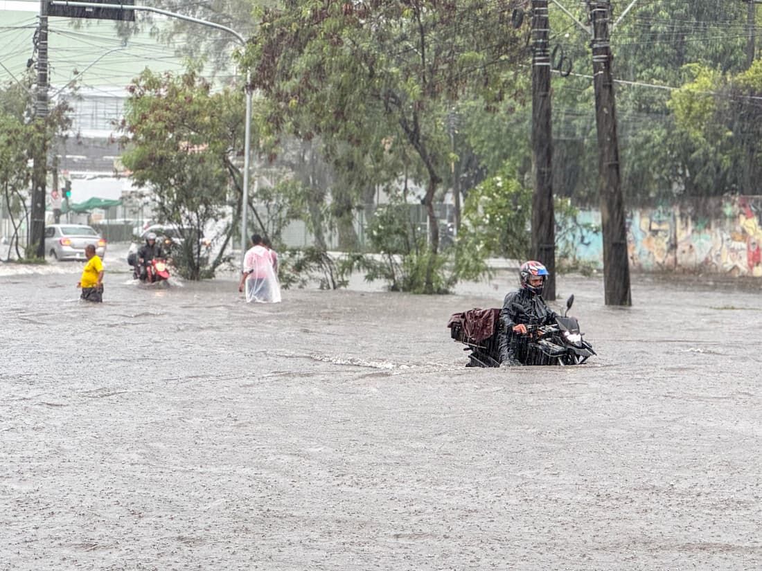 Alagamento na Avenida Marechal Mascarenhas de Moraes, próximo ao Atacado dos Presentes