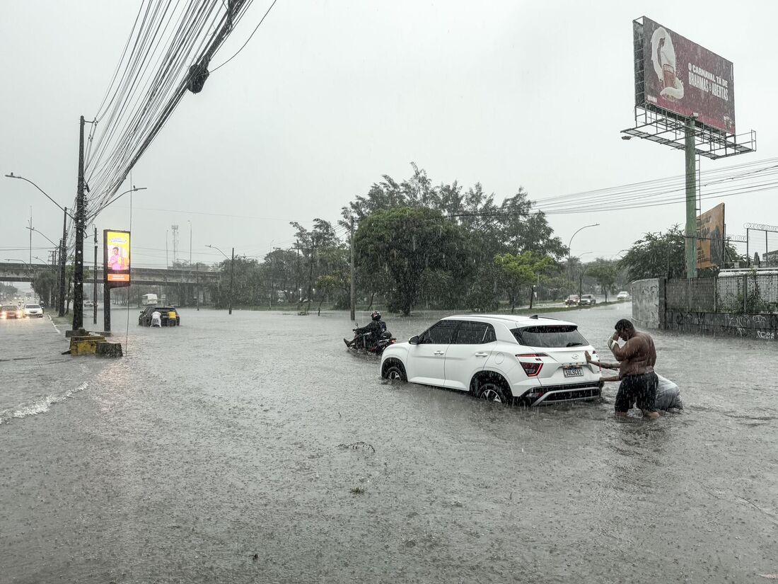 Recife sofre com alagamentos enquanto João Campos gasta R$ 609 milhões em shows e publicidade