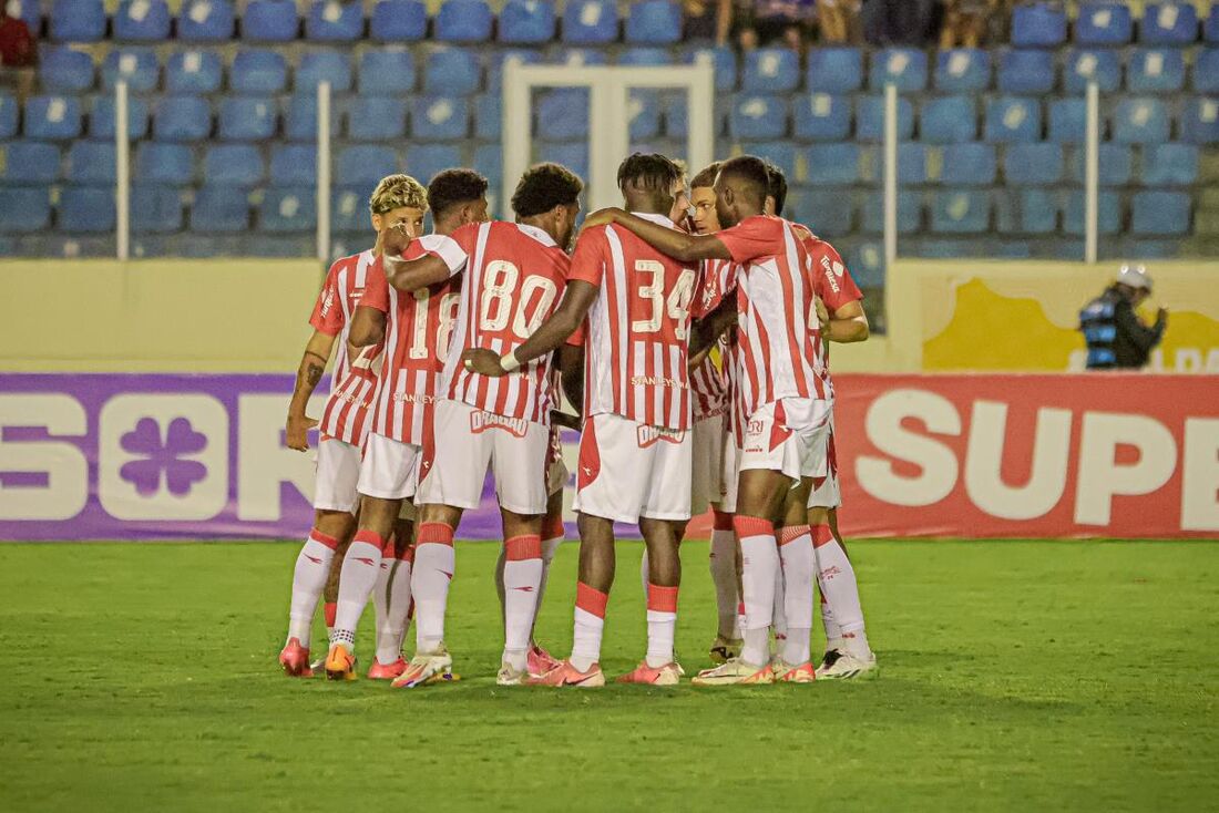 Time do Náutico, no Batistão, contra o Confiança