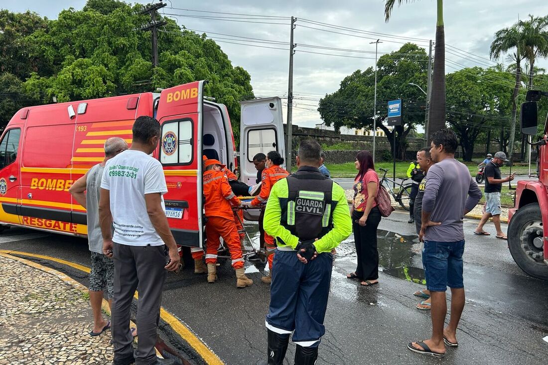 Mulher atropelada por caminhão em frente ao Forte do Brum