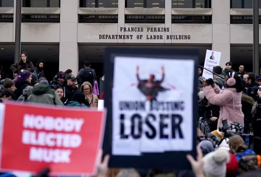 Trabalhadores protestam contra o Departamento de Eficiência Governamental (Doge) em frente ao Departamento de Trabalho dos EUA