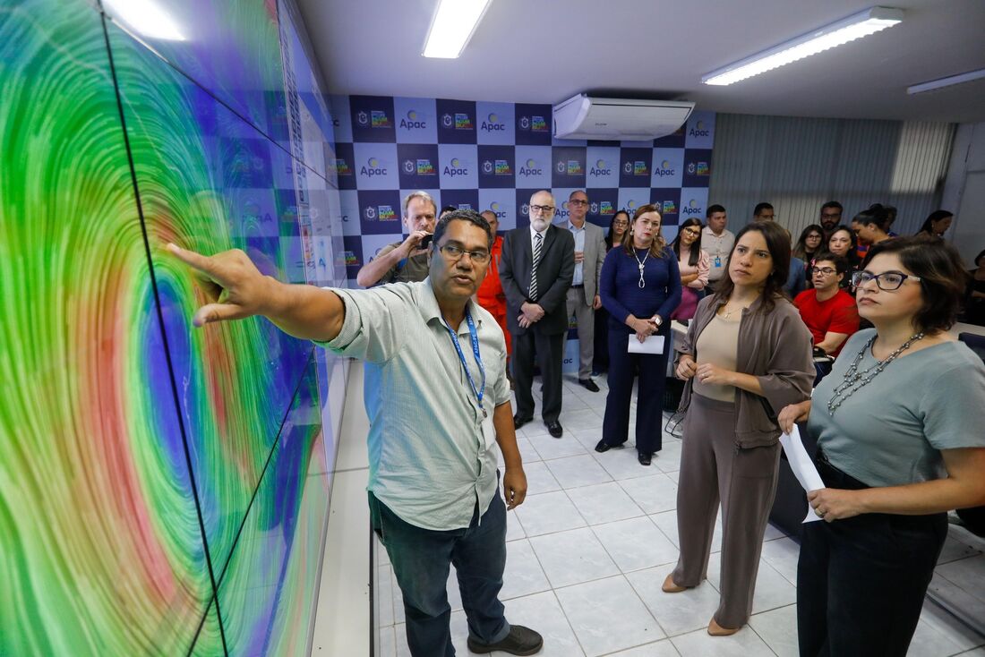 Raquel Lyra durante visita às salas de situação do Centro Integrado de Comando e Controle Estadual