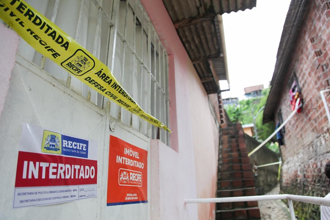 Imóveis são interditados pela defesa civil em barreira que sofreu deslizamento