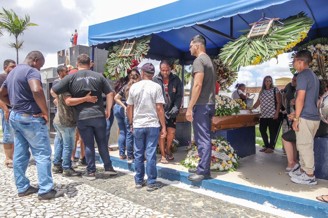 Velório acontece no Cemitério de Casa Amarela