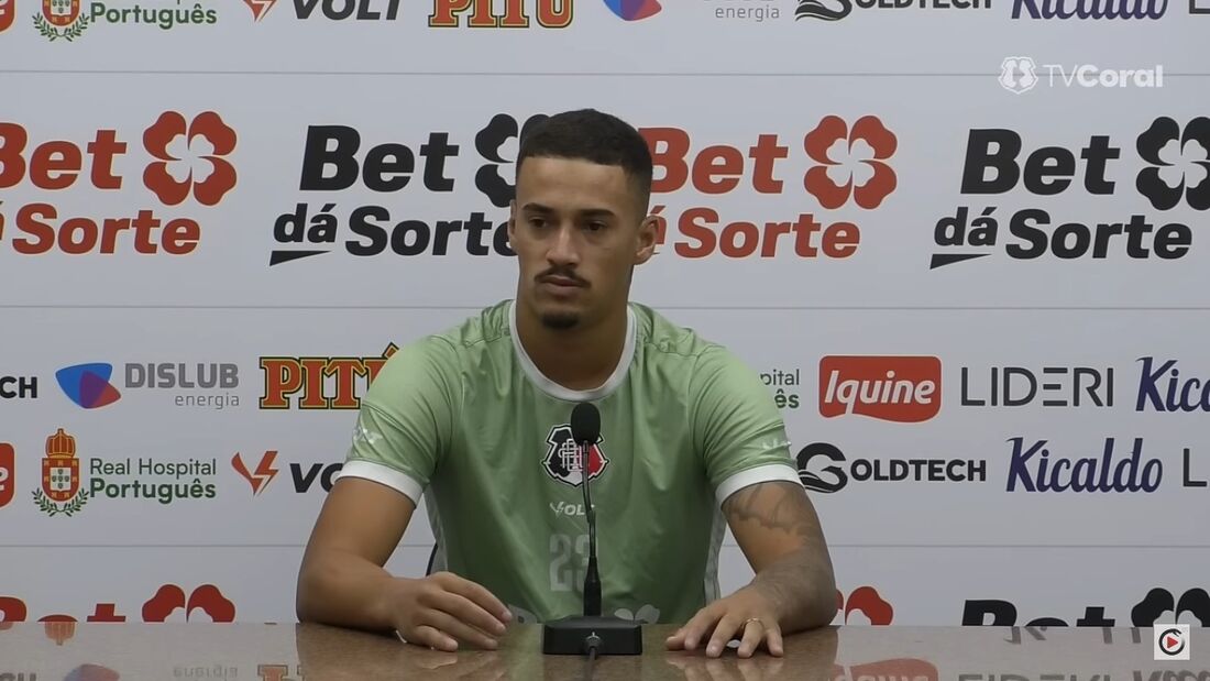 Vini Moura, atacante do Santa Cruz