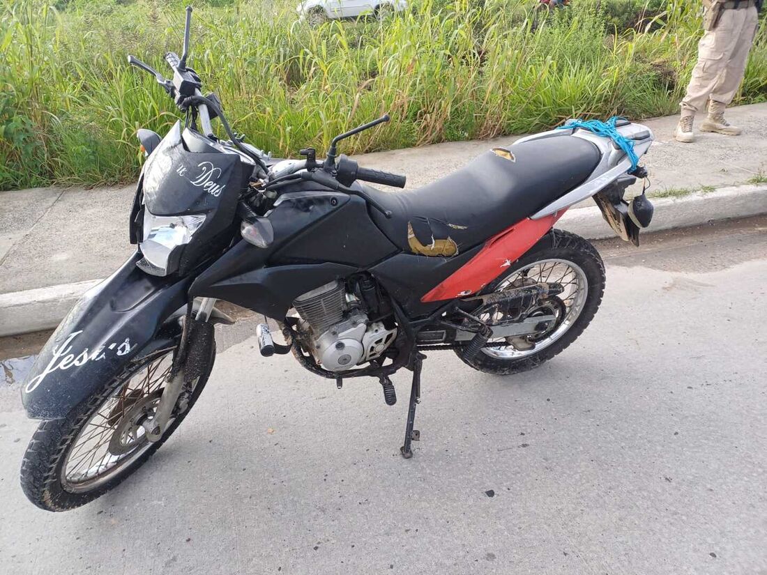 Moto onde estavam os feridos. Motorista fugiu