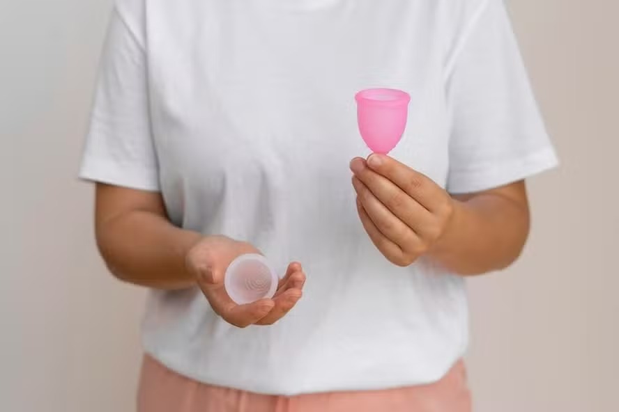 Coletores menstruais precisam ser inseridos da forma correta